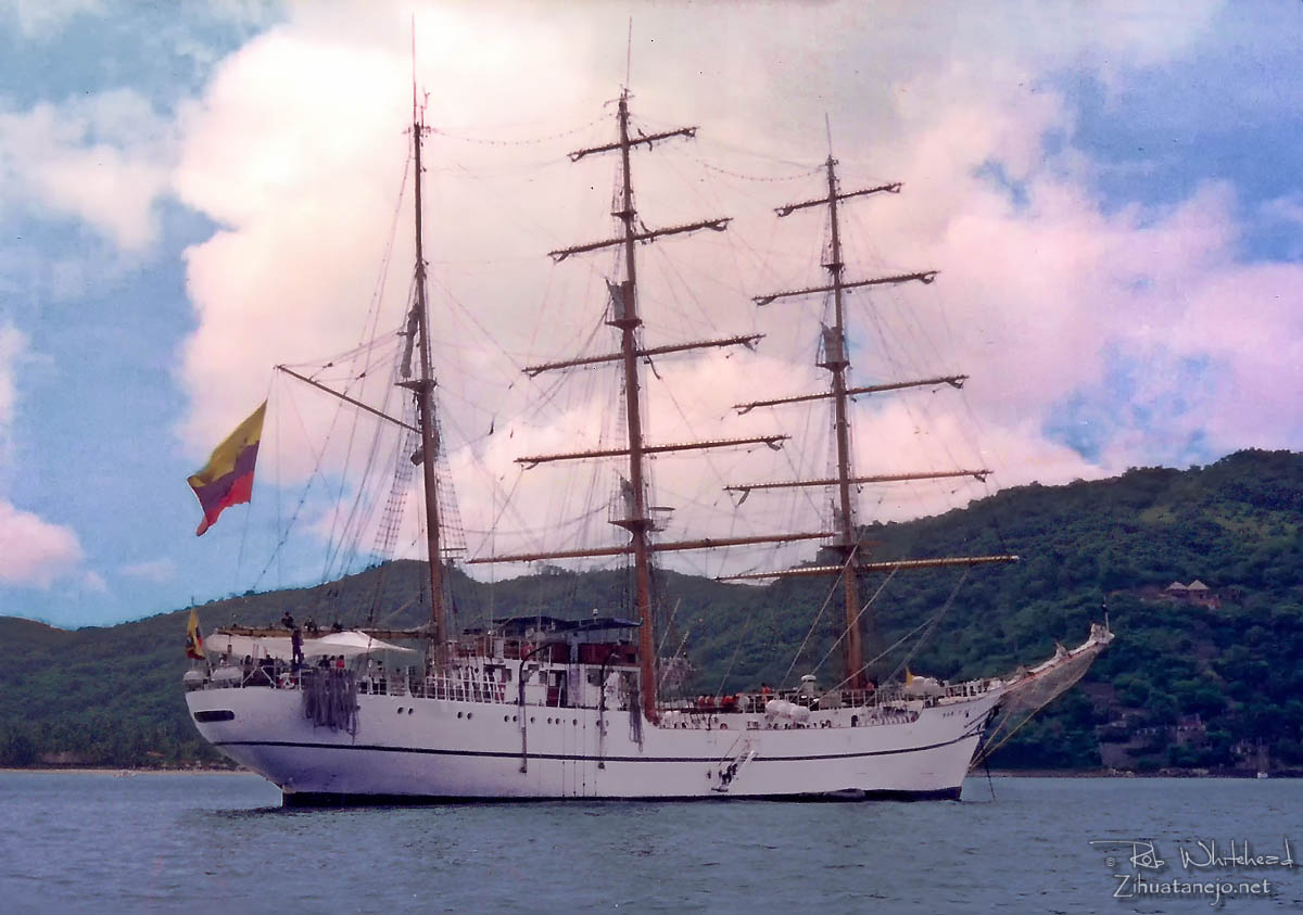Buque Escuela Velero "Guayas" anclado en la Bah&iacute;a de Zihuatanejo