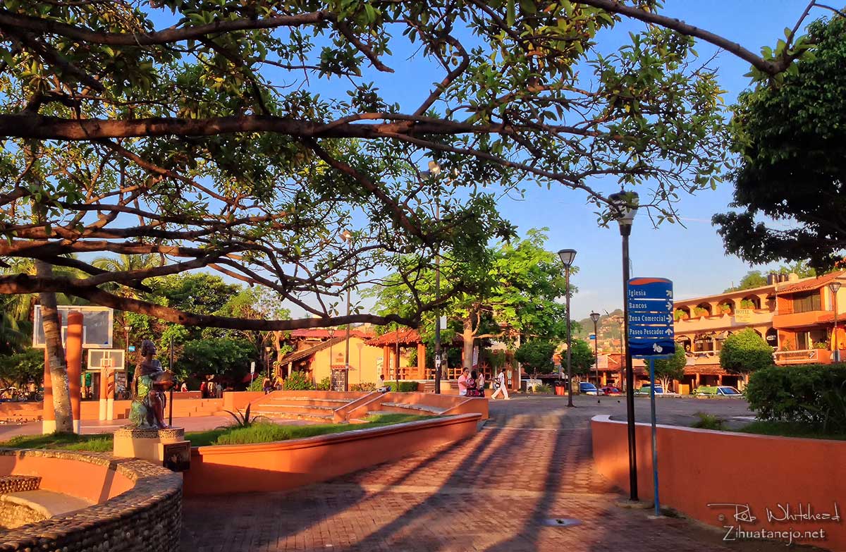 El amanecer en el z&oacute;calo, Zihuatanejo