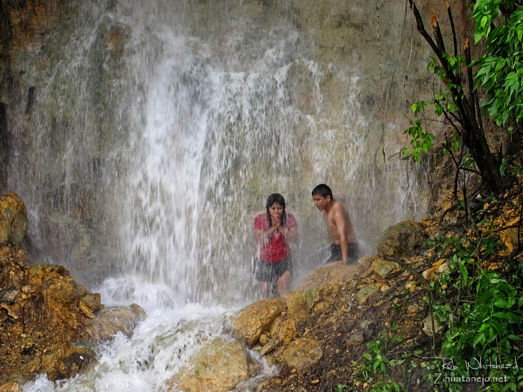 Joven pareja en la cascada, Ixtapa