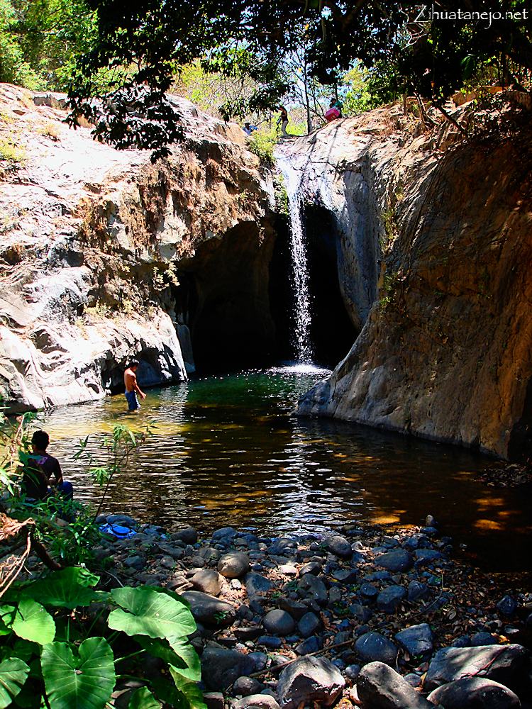 Cascada en Mesas de Bravo, Sierra de Zihuatanejo