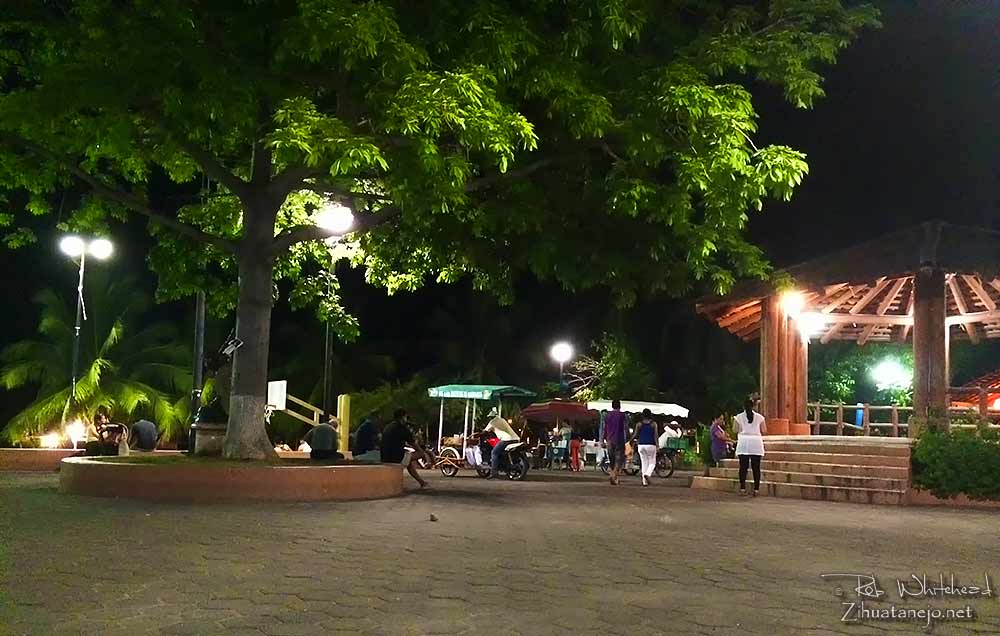 Z&oacute;calo de noche, Zihuatanejo