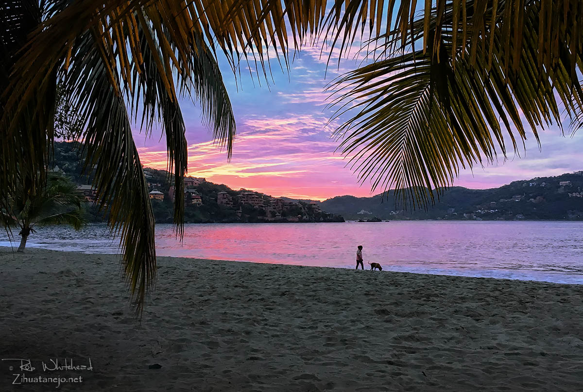 Amanecer en Playa Principal, Zihuatanejo Bay