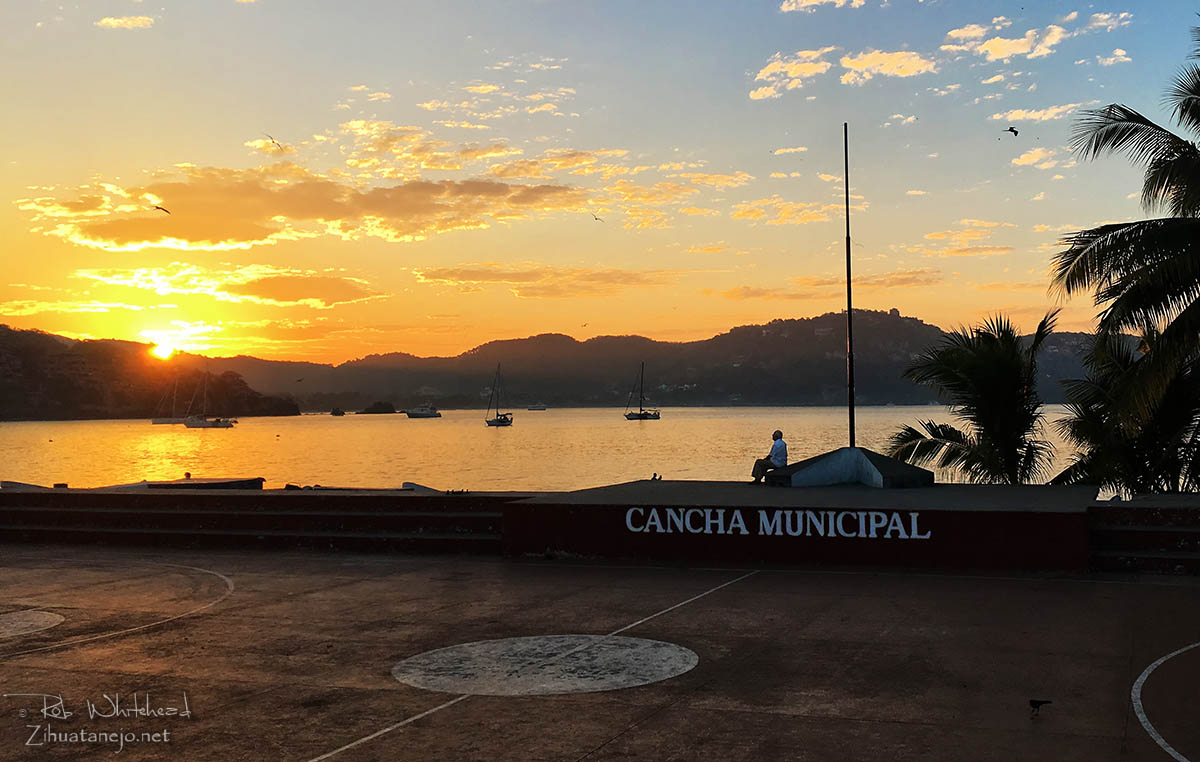 Salida del sol desde la Cancha Municipal, Zihuatanejo