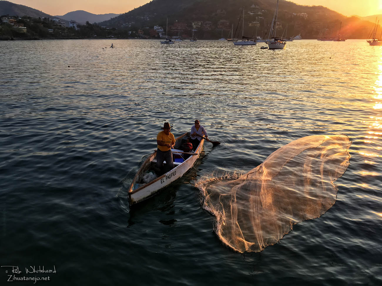 Un pescador lanza su atarraya desde una canoa, Zihuatanejo