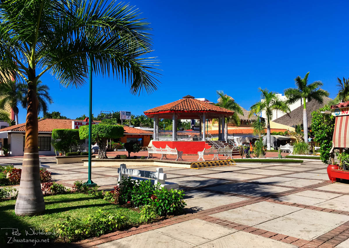 Plaza Z&oacute;calo, centro comercial El Kiosko, Ixtapa