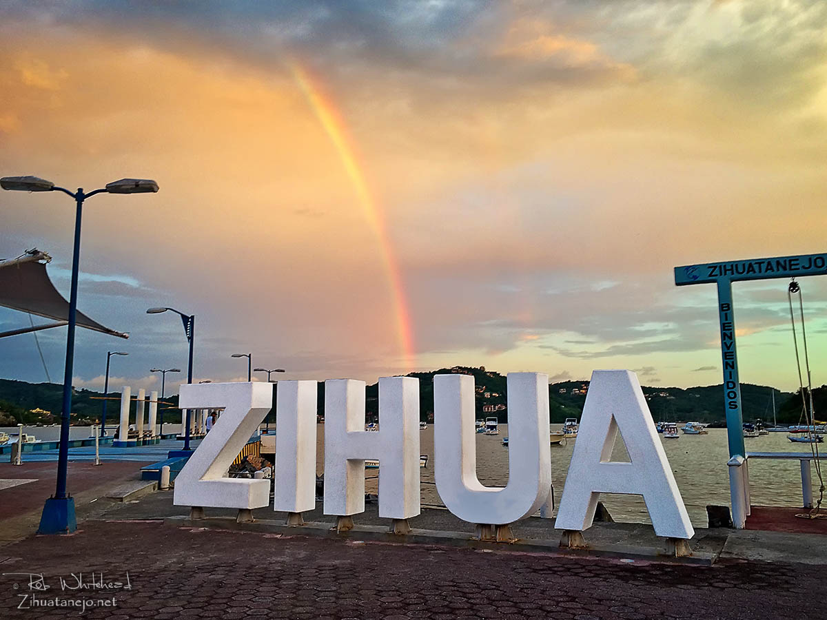 Arco&iacute;ris sobre letras de Zihua